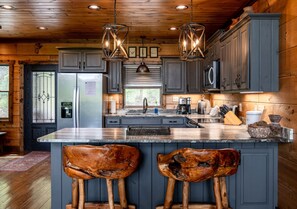 Fridge, microwave, oven, stovetop - Timber Ridge-2 Bedroom, Pet Friendly, Luxury Cabin Rental, Panoramic Mountain Views, High Speed Internet, Rafting, Horseback Riding-Nantahala NC (Topton)