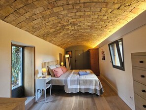 1 bedroom, bed sheets