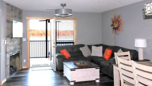 スマートテレビ、暖炉、ステレオ