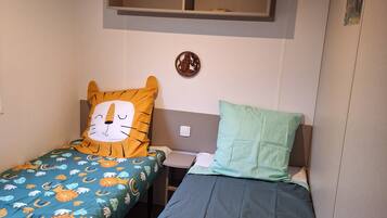 2 bedrooms, travel crib