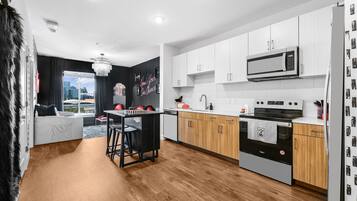 Een magnetron, een oven, een kookplaat, een vaatwasser