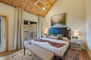 6 bedrooms, desk, iron/ironing board, travel cot