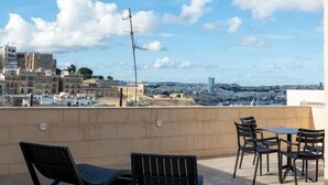 Un espacio al aire libre con asientos y vistas a un paisaje urbano.