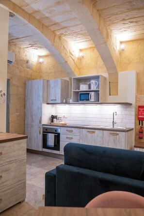 Fridge, microwave, oven, dishwasher - Valletta City Suites (Grandmaster Suite) (Valletta)