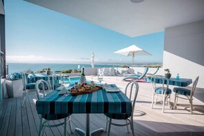 Outdoor dining - 65onCliff - Otterbaai (De Kelders)