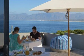 Outdoor dining - 65onCliff - Otterbaai (De Kelders)