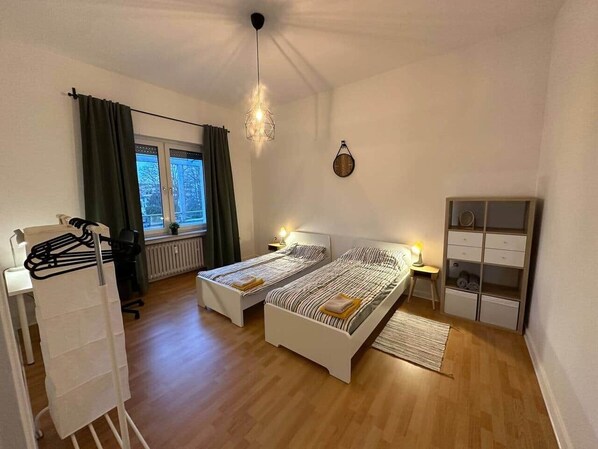 2 habitaciones, escritorio, tabla de planchar con plancha y wifi gratis