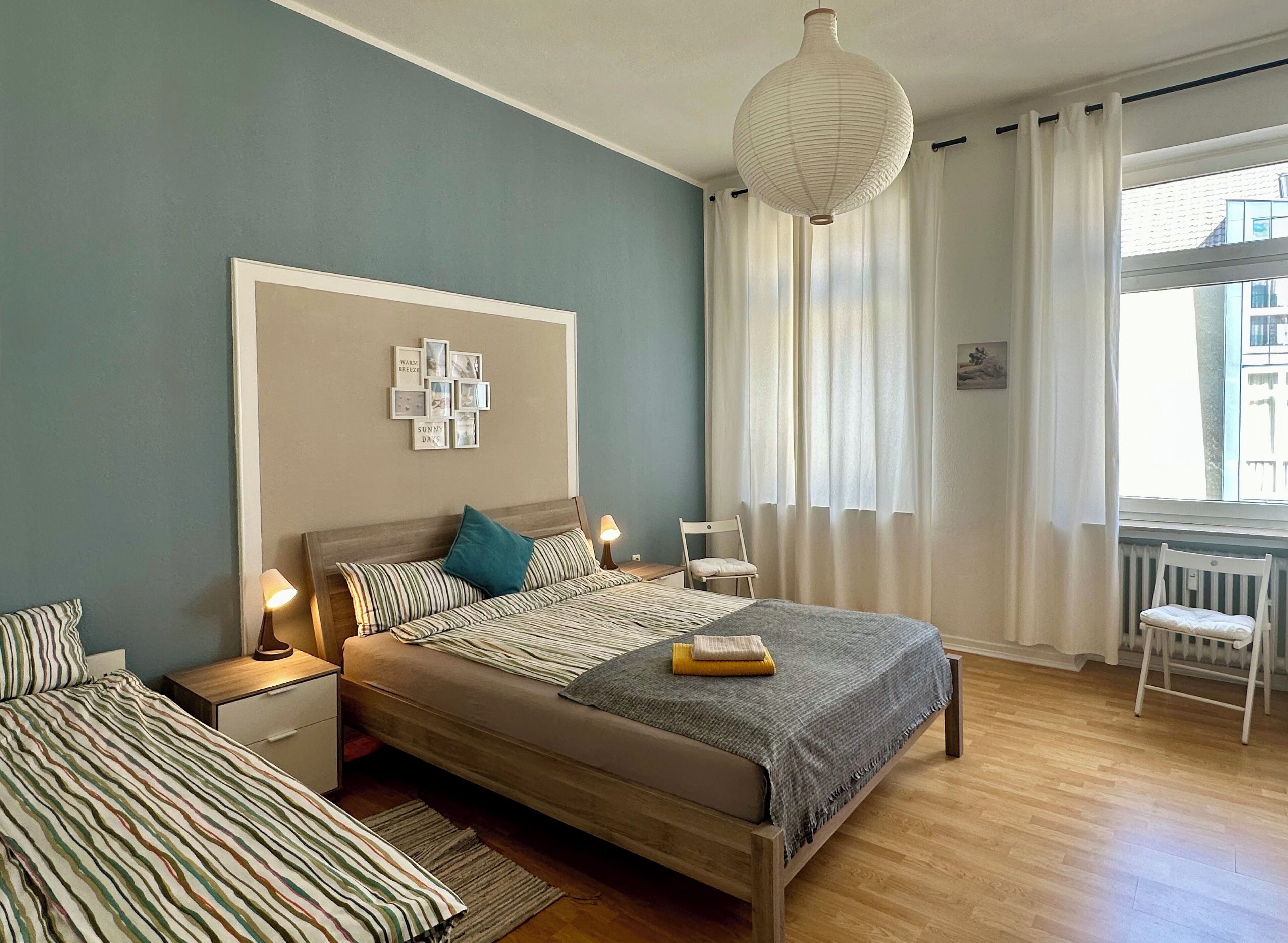 2 Schlafzimmer, Schreibtisch, Bügeleisen/Bügelbrett, Reisekinderbett