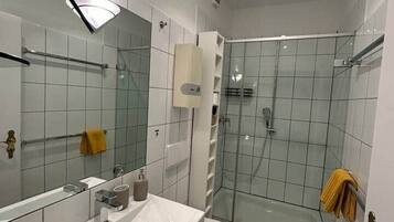 Dusche, Haartrockner, Handtücher, Seife