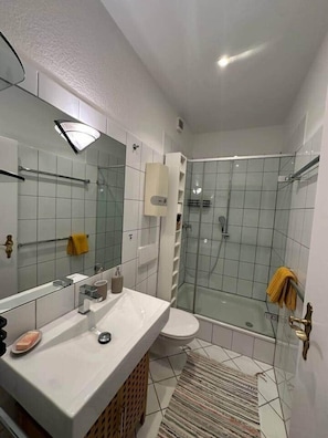 Shower, hair dryer, towels, soap - Cozy apartment in central location MG (Mönchengladbach)