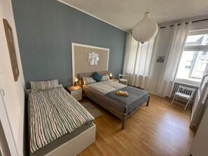 2 makuuhuonetta, työpöytä, silitysrauta/-lauta, ilmainen Wi-Fi