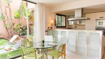 Villa, 3 Bedrooms | Dining