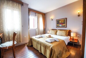 Habitación Deluxe doble, vistas a la ciudad | Escritorio, sistema de insonorización, wifi gratis y ropa de cama