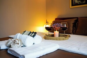 Escritorio, sistema de insonorización, wifi gratis y ropa de cama