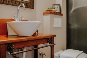 Ducha, artículos de higiene personal gratuitos y secador de pelo