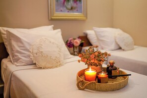 Desk, soundproofing, free WiFi, bed sheets - Bozcaada Biz Otel (Bozcaada)