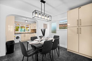 Dining - Luxury 3 Bedroom House - Parking - Garden (Birmingham)