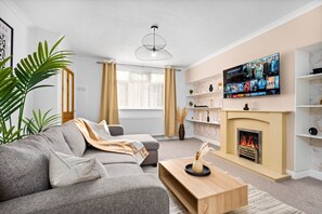 TV - Luxury 3 Bedroom House - Parking - Garden (Birmingham)