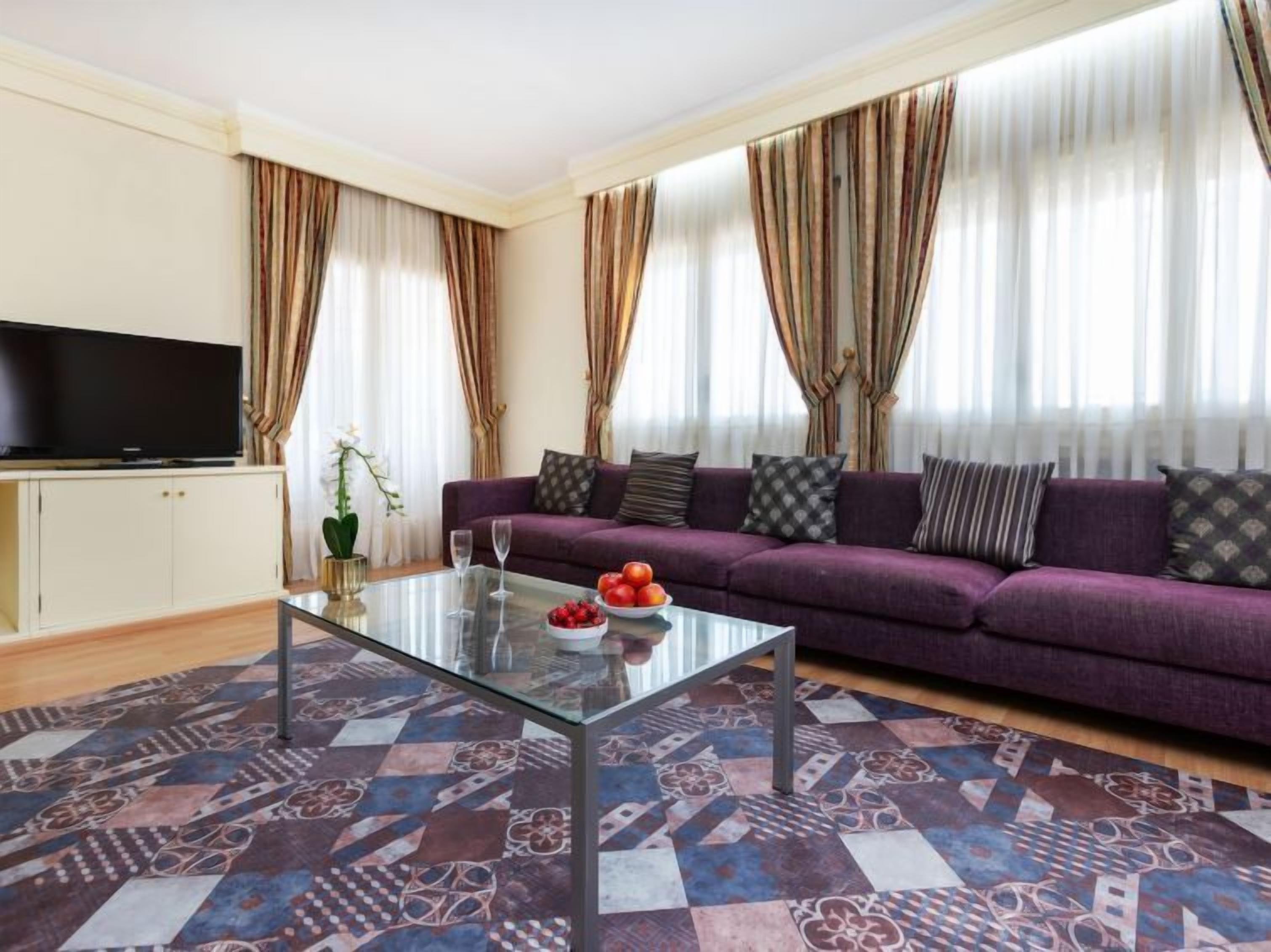 House, 6 Bedrooms | Ruang tamu
