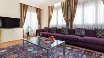 House, 6 Bedrooms | Ruang tamu