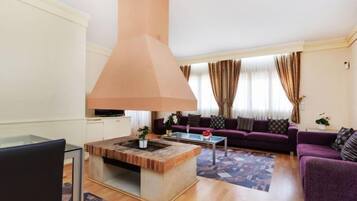 House, 6 Bedrooms | Living area