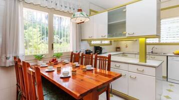 House, 6 Bedrooms | Dining