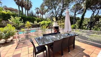 House, 6 Bedrooms | Outdoor dining