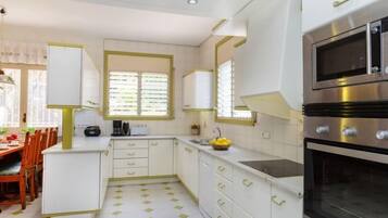 House, 6 Bedrooms | Private kitchen