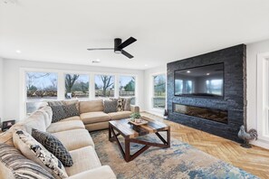 Smart TV, fireplace, stereo