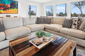 Smart TV, fireplace, stereo