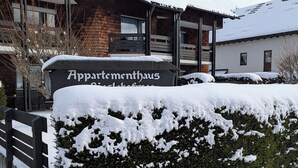 A building with a sign reading "Appartementhaus" and a snow-covered roof. - Schwarzwaldmarie Titisee bathtub kitchen balcony underground parking near the lake! (Titisee-Neustadt)
