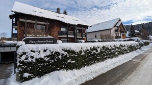A building with a sign reading "Appartementhaus." - Schwarzwaldmarie Titisee bathtub kitchen balcony underground parking near the lake! (Titisee-Neustadt)