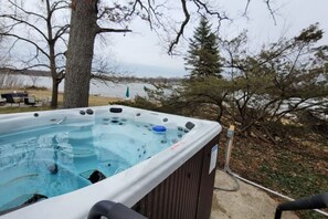 Outdoor spa tub - Sunshine Lakefront Retreat|Spa, Views & Relaxation (Alto)