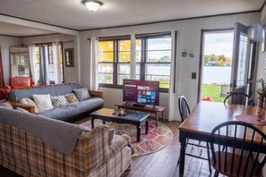 Una televisión, videojuegos, un reproductor estéreo