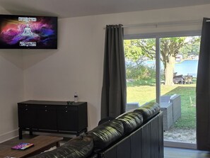 Una televisión, videojuegos, un reproductor estéreo