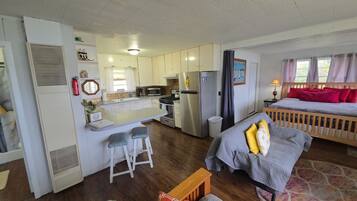 5 bedrooms, desk, travel cot, WiFi