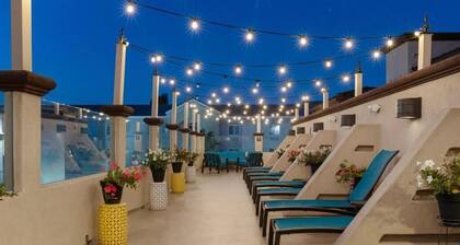 1 Bedroom Suite @ Peacock Suites April 5th - 12th. Enjoy Disney land!