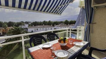 House, 3 Bedrooms | Balcony