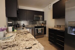 ثلاجة، ميكروويف، فرن، موقد طهي مسطح