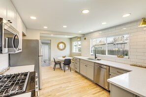 Réfrigérateur, micro-ondes, plaque de cuisson, lave-vaisselle