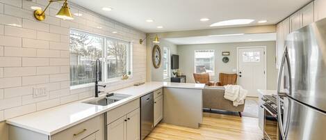 Coffee/tea maker, fridge, microwave, stovetop