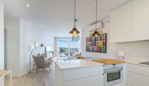 Kühlschrank, Mikrowelle, Ofen, Geschirrspüler