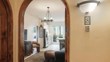 Signature-Apartment, 1 King-Bett, Terrasse | Wohnbereich