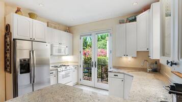 Signature-Apartment, 1 King-Bett, Terrasse | Eigene Küche