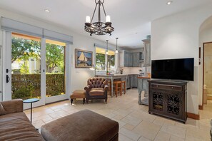 Luxury Condo, 1 King Bed with Sofa bed, Ground Floor | Living area