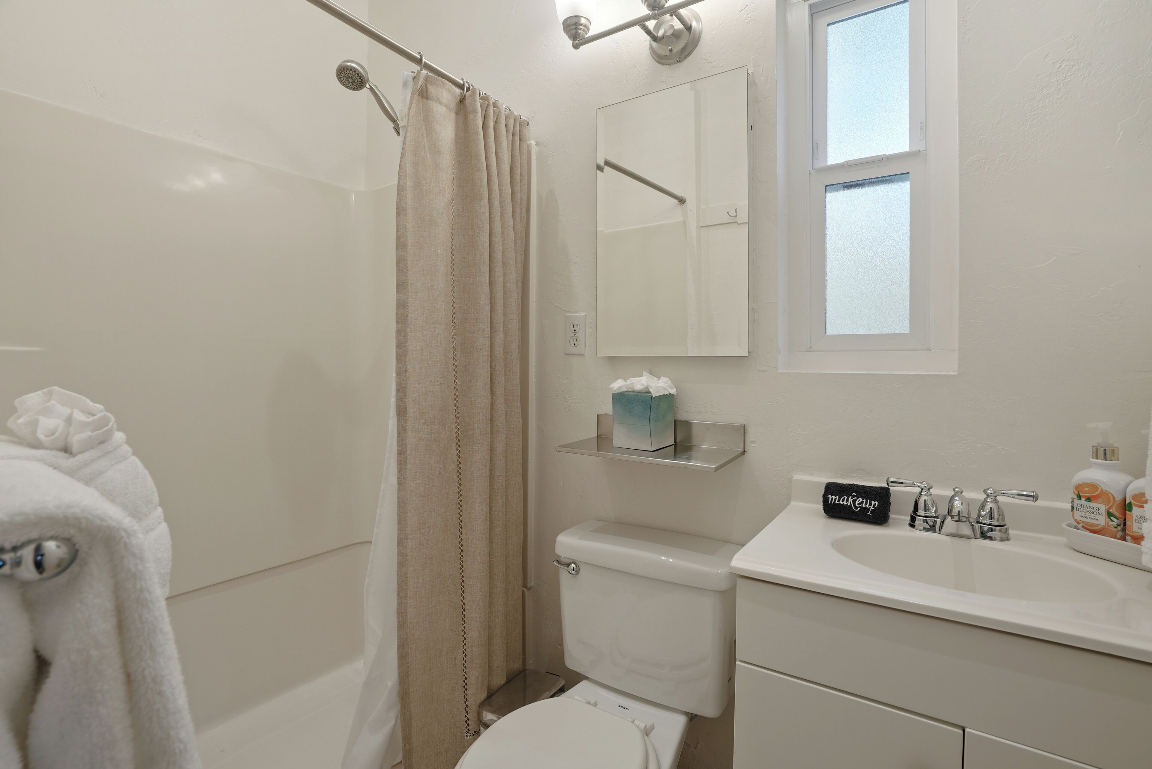 Ein Badezimmer mit Toilette, Waschbecken und Duschvorhang.