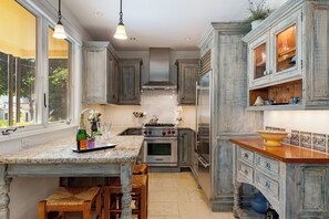Luxury Condo, 1 King Bed with Sofa bed, Ground Floor | Private kitchen | Fridge, microwave, oven, stovetop