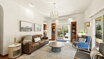 Condo majestueux, 2 chambres, patio, rez-de-chaussée | Aire de séjour | Téléviseur connecté de 36 po avec télévision par câble