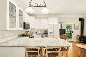 Premium-lejlighed - 2 soveværelser - terrasse - stueetage | Privat køkken | Køleskab, mikrobølgeovn, ovn, kogeplade