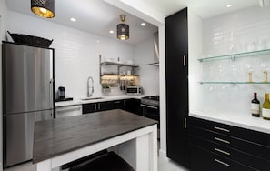 Design Studio, 1 Double Bed, Balcony | Private kitchen | Fridge, microwave, oven, stovetop
